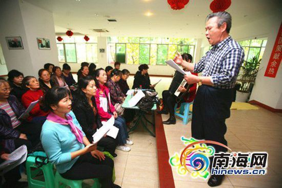 李澤族生前在免費(fèi)教歌 李澤族生前在免費(fèi)教歌