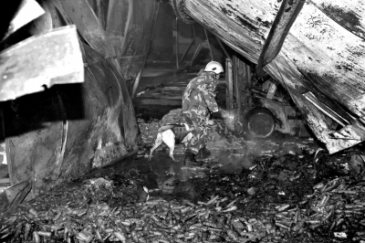 救援人員在山東壽光一食品廠火災(zāi)現(xiàn)場(chǎng)搜救。新華社發(fā)