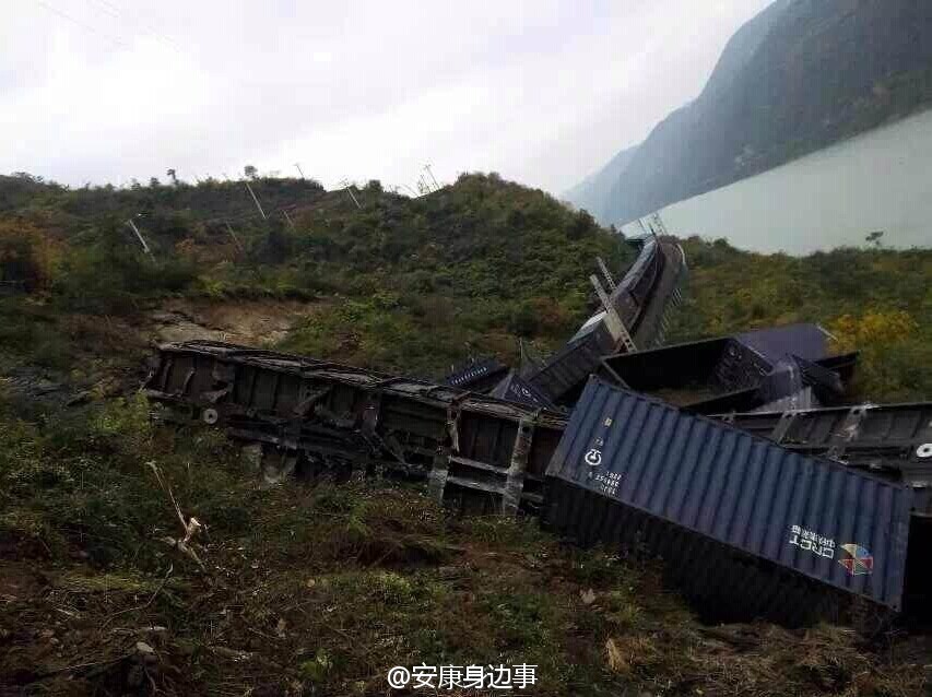 襄渝鐵路旬陽至棕溪上行線發(fā)生山體塌方，致使75228次貨物列車8節(jié)車廂脫線。圖片來源于網(wǎng)絡(luò)