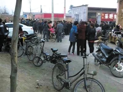 　11月9日下午，暴力催債的社會(huì)人員持械進(jìn)入獻(xiàn)縣安莊后，村民們聚集在一起準(zhǔn)備反抗。村民供圖