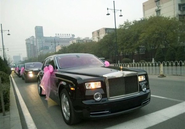 　11月23日，河北唐山街頭現(xiàn)價值超過2個億的婚禮車隊。