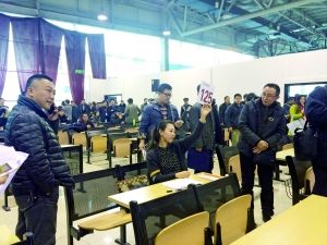 　首批中央和國家機關公車第三場拍賣現(xiàn)場。賈悅/攝