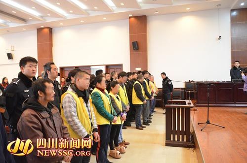 胡寶寶（右四）等接受集中宣判。