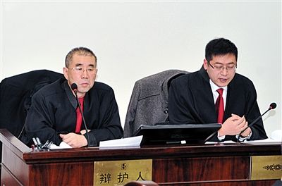1月5日，呼市中院審理趙志紅案。律師謝飛（左）和張瑞軍（右）出庭為趙志紅辯護(hù)。