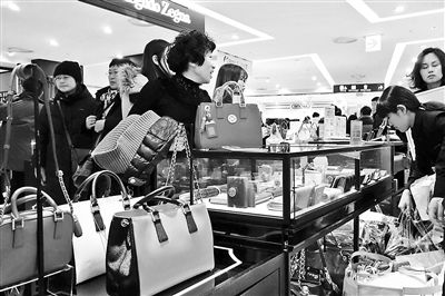 我國(guó)去年出境人數(shù)超過(guò)1億人次，境外消費(fèi)超過(guò)1萬(wàn)億元人民幣 供圖/CFP