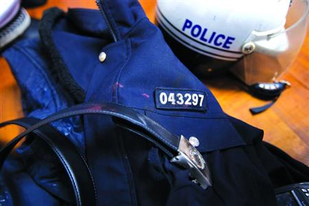 在閔行區(qū)虹橋派出所的一角，擺放著茆盛泉曾經(jīng)最愛的警服?！?43297”的警號(hào)、深色的警服依稀可見已經(jīng)凝固的血跡，警用皮帶也斷裂了。