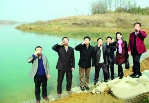 活動(dòng)儀式現(xiàn)場(chǎng)，一眾人舀起漳河水直接喝下
