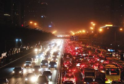 昨晚，因沙塵暴導(dǎo)致能見度低，長安街嚴(yán)重堵車。