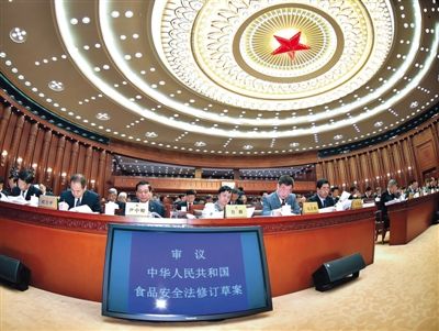 昨日，食品安全法修訂草案提交十二屆全國人大常委會(huì)第十四次會(huì)議進(jìn)行三審。 新華社記者 李濤 攝