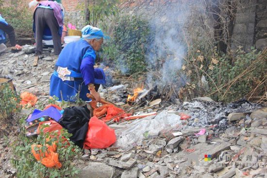 老人們準(zhǔn)備好松香紙錢等祭祀用品，虔誠祈福。
