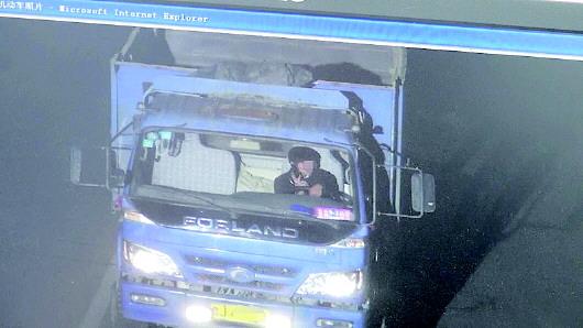 張某被抓拍到開車打手機(jī)。