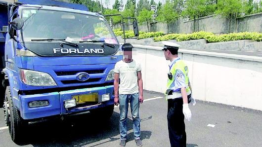 民警對持C1駕照駕駛大貨車、一年違法350余次的張某進(jìn)行批評教育。