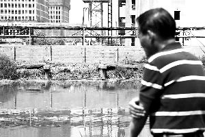 2015年6月5日，上海的古御界橋只剩橋墩和兩塊橋面。