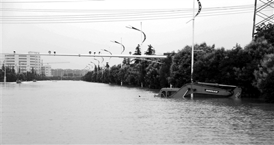 6月28日，南京暴雨致云臺山河漫堤，祿口機(jī)場高速雙向封閉 供圖/CFP
