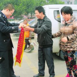 何姜姜的父母給民警送錦旗。