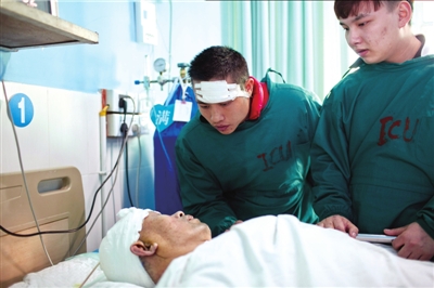 11月16日，王冬（頭部包裹紗布者）在照顧李大爺