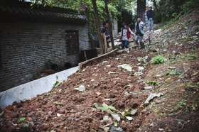 27日，天心區(qū)青山祠福王墓附近，小山坡被人開墾成梯田種菜?！　D/實習(xí)生蔣麗梅
