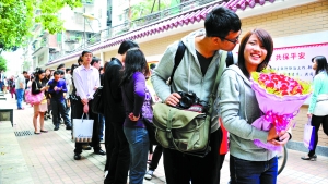 2011年11月11日，越秀區(qū)民政局，登記結(jié)婚的隊(duì)伍排了足有一百米長（資料圖片）。　記者黃澄鋒攝