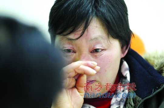 　　聽聞判決結(jié)果，被害人母親楊書會控制不住眼淚。南都記者徐文閣攝