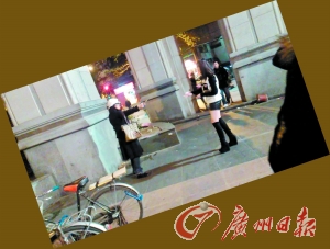 黑衣女拿著剪刀指著“保時捷女孩”。