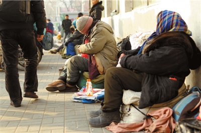 昨天，仍有流浪人員在路邊居留。本報記者譚青攝/視頻