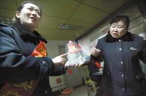 　車站人員在講述當(dāng)時(shí)情況，一桶5斤的白酒已被喝掉大半記者周杰攝