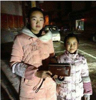 拾金不昧“小姐妹”(圖片來自網(wǎng)絡(luò)) 拾金不昧“小姐妹”(圖片來自網(wǎng)絡(luò))