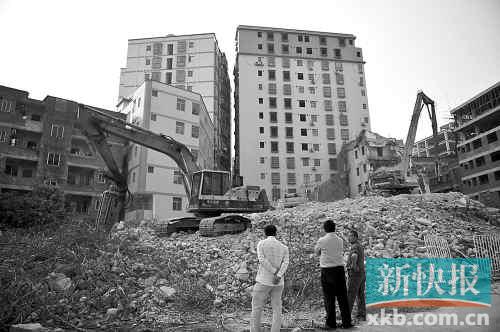 在無(wú)數(shù)次專項(xiàng)行動(dòng)和強(qiáng)拆風(fēng)暴的背后，是衍生出的各色潛規(guī)則。