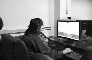 　　除了買(mǎi)飯他基本不離開(kāi)座位