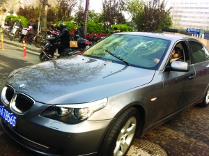 這輛寶馬車(chē)前擋風(fēng)玻璃被砸 這輛寶馬車(chē)前擋風(fēng)玻璃被砸