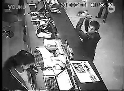 另一同行男子，操起柜臺上的擺件，用力砸向女服務(wù)員面部。