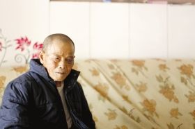 4月15日，劉爹爹的一只眼睛上有明顯的淤青。