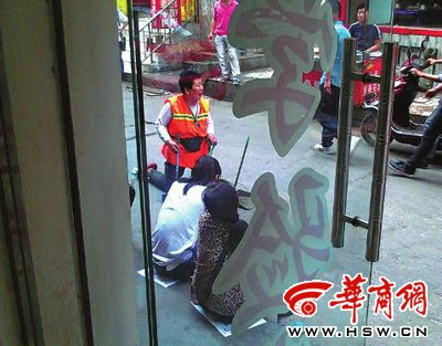 保潔員下跪磕頭阻止散發(fā)小廣告 對(duì)方無動(dòng)于衷 保潔員下跪磕頭阻止散發(fā)小廣告 對(duì)方無動(dòng)于衷