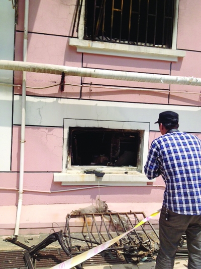 窗戶被燒得面目全非。