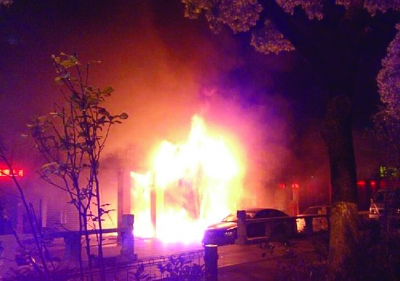 現(xiàn)場(chǎng)火勢(shì)很大。網(wǎng)友供圖（請(qǐng)聯(lián)系本報(bào)領(lǐng)取稿酬）