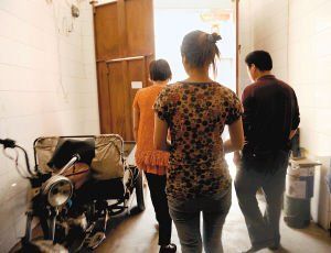 在眾人的勸說下，娟娟跟著爸媽走出了傳銷窩點(diǎn)