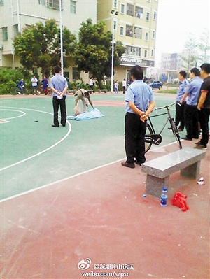 事發(fā)后，警方趕往現(xiàn)場進行處理。圖片來源于微博