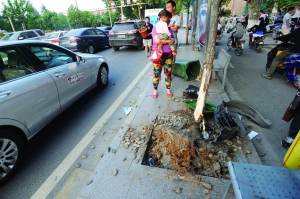 幸虧轎車(chē)撞到香樟樹(shù)上停了下來(lái),否則后果更嚴(yán)重。