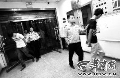 三人搶劫孕婦后，被警方和群眾合力抓獲 王警/攝