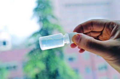 眼睛總發(fā)癢，1歲女童眼中挑出9條活蟲