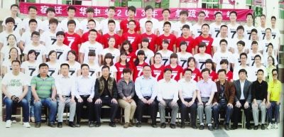 大家來找找，兩幅圖中有13人完全一致，你能找出來嗎？