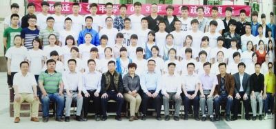 個不同班級的畢業(yè)照，前排除了最左邊一位老師外，完全一致。