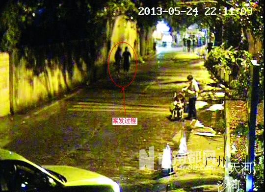 監(jiān)控視頻中（紅圈處），男子尾隨女學生試圖進行猥褻。通訊員供圖