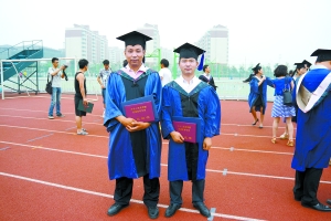 劉鵬林(左)在畢業(yè)典禮上與同學(xué)合影 劉鵬林(左)在畢業(yè)典禮上與同學(xué)合影
