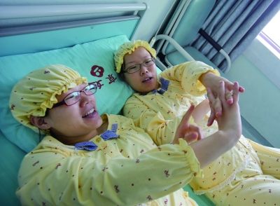 生完寶寶后姐妹倆在床上聊天。