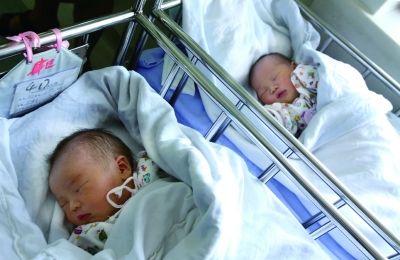 同一天出生的兩個(gè)寶寶，長(zhǎng)的也很像。（左為男弟弟，右為女姐姐）