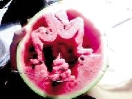 清華大學(xué)90后“西瓜哥”雕刻西瓜走紅 清華大學(xué)90后“西瓜哥”雕刻西瓜走紅