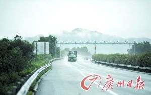 　當(dāng)天事故發(fā)生的現(xiàn)場(chǎng)處于一個(gè)彎道，很多司機(jī)反映說(shuō)來(lái)不及減速。