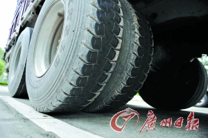 涉嫌碾過尸體的大貨車。