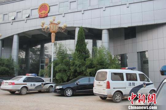 泊頭市人民法院院內(nèi)仍停有無牌制式警車，涉事人員與記者沖突地點(diǎn)僅距法院不足50米。穆玉良 攝